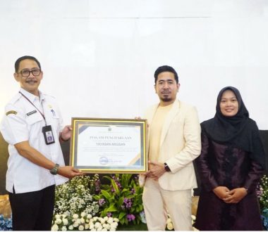 Penghargaan atas Dedikasi Panti Asuhan Al Munjin Warnai Kemeriahan Irtiqo Fest MA Al Irtiqo Malang